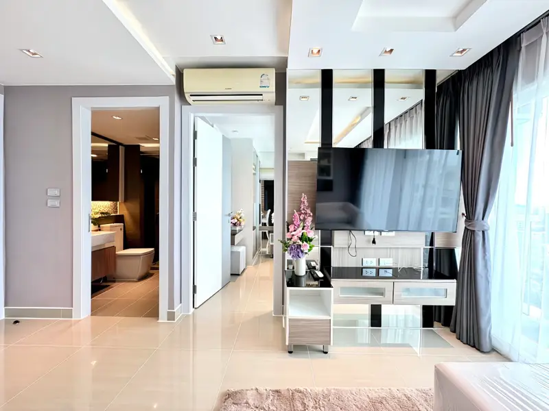 La Santir Pattaya 1 bed condo for sale central city Condo  adjacent to Jomtien Beach, with  large swimming pool, gym, tennis court, on-site shop, jogging track, etc