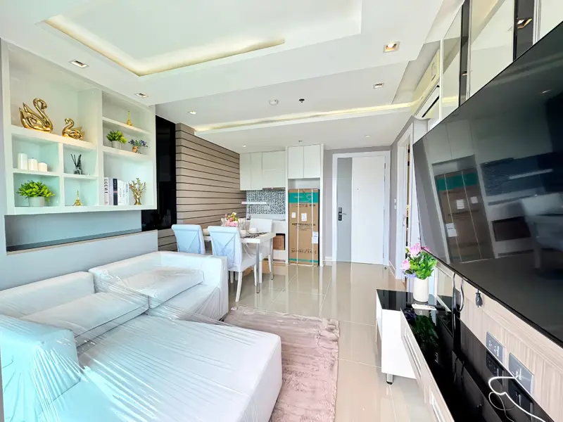 La Santir Pattaya 1 bed condo for sale central city Condo  adjacent to Jomtien Beach, with  large swimming pool, gym, tennis court, on-site shop, jogging track, etc