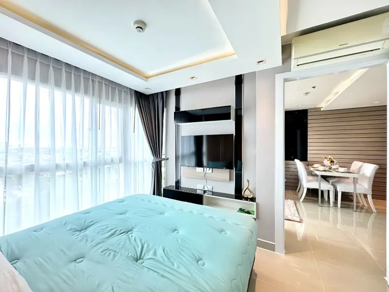 La Santir Pattaya 1 bed condo for sale central city Condo  adjacent to Jomtien Beach, with  large swimming pool, gym, tennis court, on-site shop, jogging track, etc
