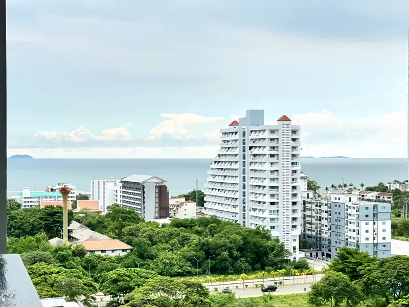 La Santir Pattaya 1 bed condo for sale central city Condo  adjacent to Jomtien Beach, with  large swimming pool, gym, tennis court, on-site shop, jogging track, etc