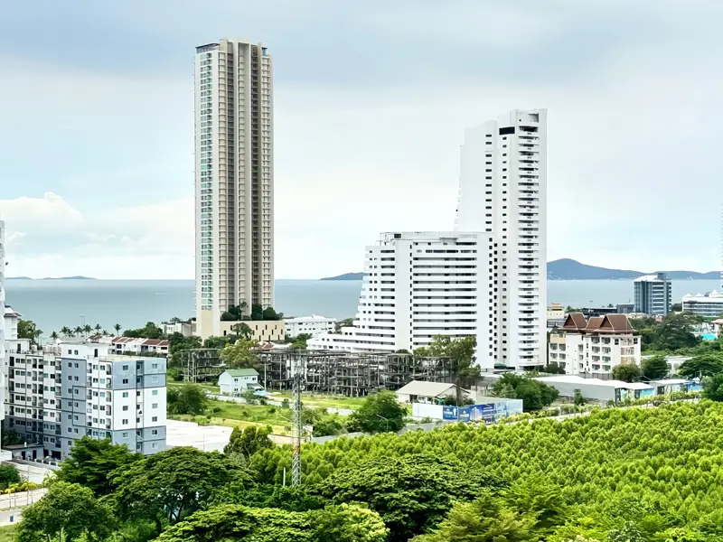 La Santir Pattaya 1 bed condo for sale central city Condo  adjacent to Jomtien Beach, with  large swimming pool, gym, tennis court, on-site shop, jogging track, etc