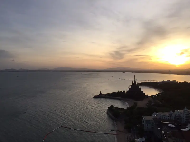 2 bed condo Situated in the prime location of Wong Amat Beach, the new beachfront condominium with an Infinity Sky Pool to feel part of the ocean .A Fitness Centre with a amazing views