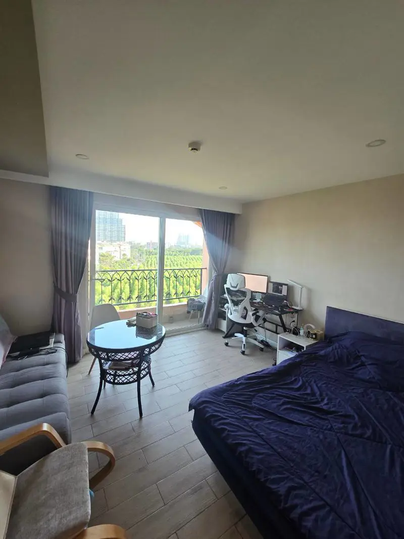 Studio Condo located near Jomtien Beach. It is surrounded by shopping malls, restaurants,close to Bali Hai Pier, South Pattaya Beach