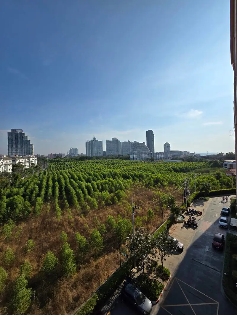 Studio Condo located near Jomtien Beach. It is surrounded by shopping malls, restaurants,close to Bali Hai Pier, South Pattaya Beach