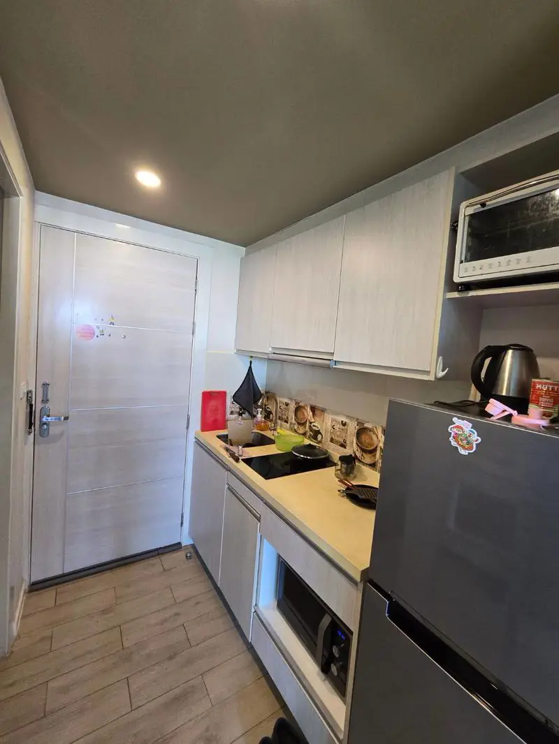 Studio Condo located near Jomtien Beach. It is surrounded by shopping malls, restaurants,close to Bali Hai Pier, South Pattaya Beach