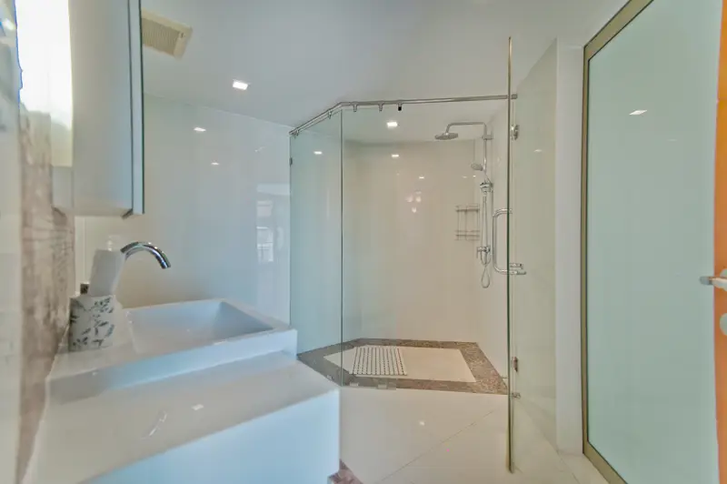 Duplex condo at Beachfront location at Wongamat beach at the Sanctuary at Wongamat, Pattaya and has the following facilities: Swimming pool, Gym, Internet, Security,