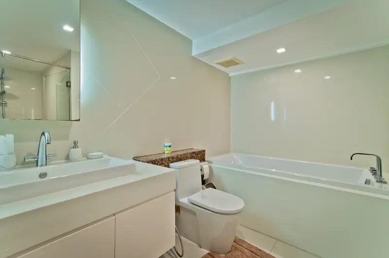 Duplex condo at Beachfront location at Wongamat beach at the Sanctuary at Wongamat, Pattaya and has the following facilities: Swimming pool, Gym, Internet, Security,