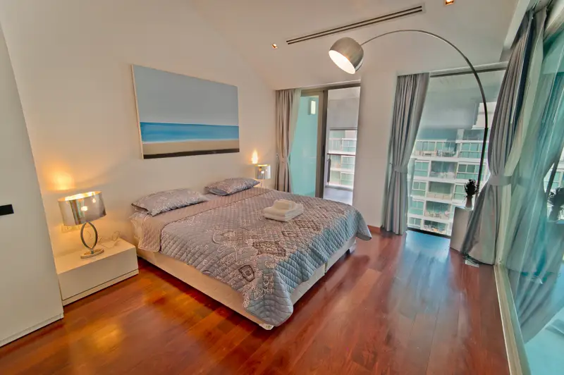 Duplex condo at Beachfront location at Wongamat beach at the Sanctuary at Wongamat, Pattaya and has the following facilities: Swimming pool, Gym, Internet, Security,