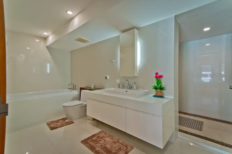 Duplex condo at Beachfront location at Wongamat beach at the Sanctuary at Wongamat, Pattaya and has the following facilities: Swimming pool, Gym, Internet, Security,