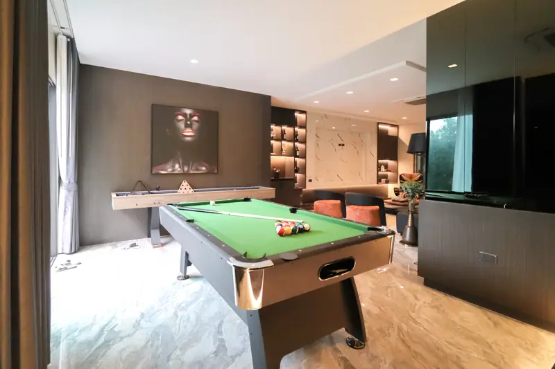 6 bedroom pool villa Jomtien feature private swimming pools and are part of an exclusive community with 24-hour security