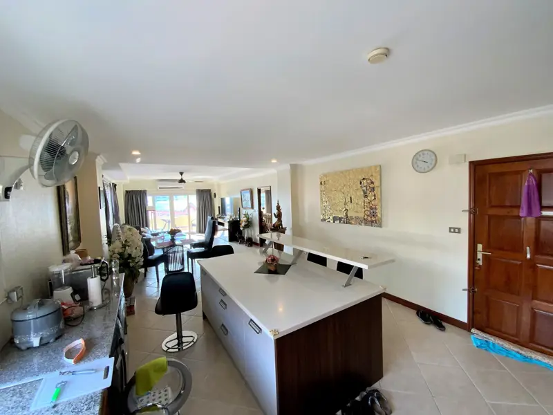 2 bed Condo in Jomtien with following facilities: Swimming pool, Gym, Security and Car park.