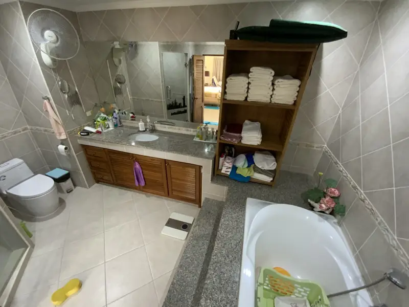 2 bed Condo in Jomtien with following facilities: Swimming pool, Gym, Security and Car park.