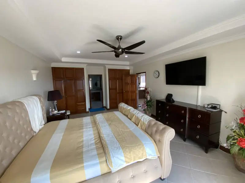 2 bed Condo in Jomtien with following facilities: Swimming pool, Gym, Security and Car park.