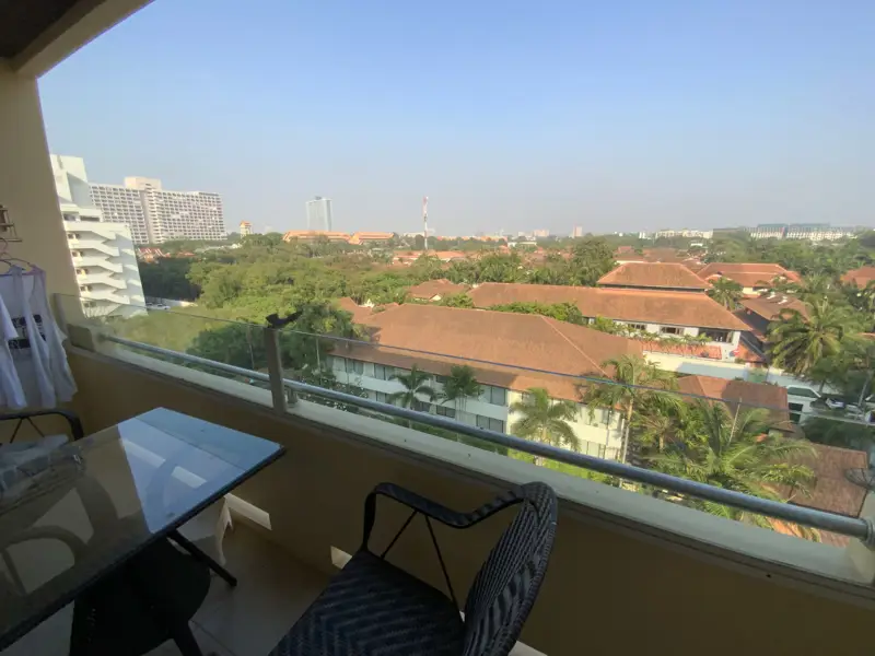 2 bed Condo in Jomtien with following facilities: Swimming pool, Gym, Security and Car park.