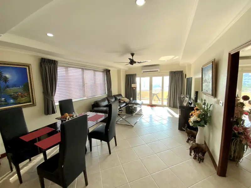 2 bed Condo in Jomtien with following facilities: Swimming pool, Gym, Security and Car park.