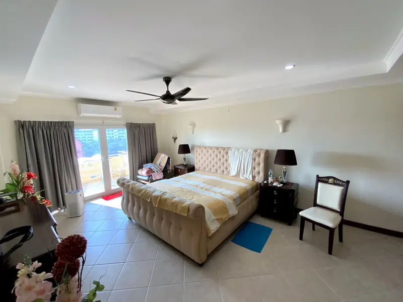 2 bed Condo in Jomtien with following facilities: Swimming pool, Gym, Security and Car park.