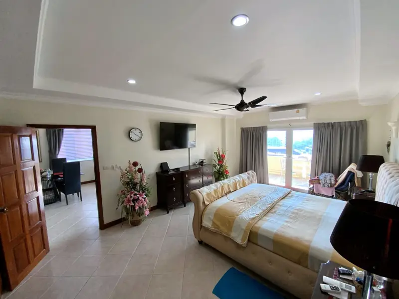 2 bed Condo in Jomtien with following facilities: Swimming pool, Gym, Security and Car park.