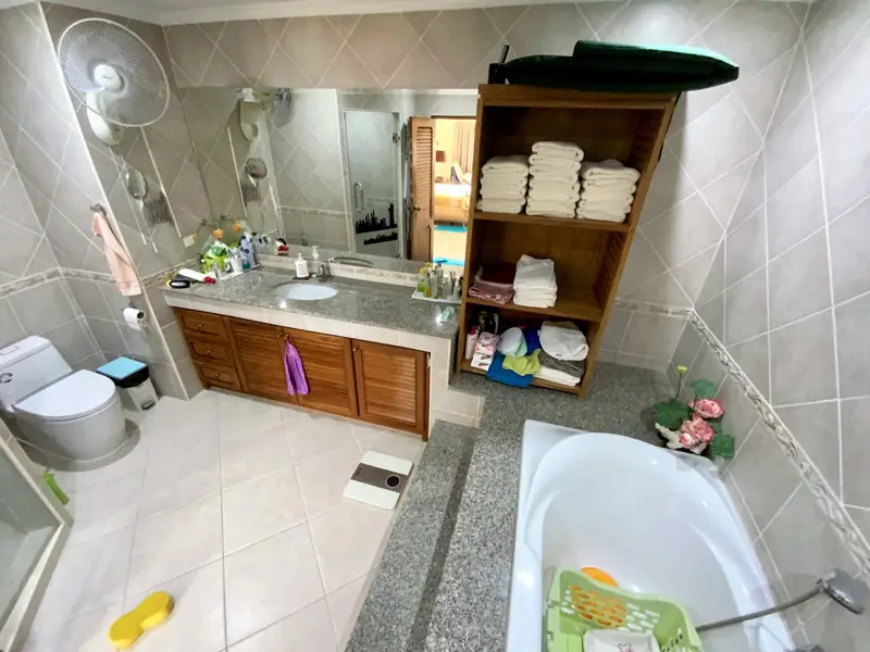 2 bed Condo in Jomtien with following facilities: Swimming pool, Gym, Security and Car park.