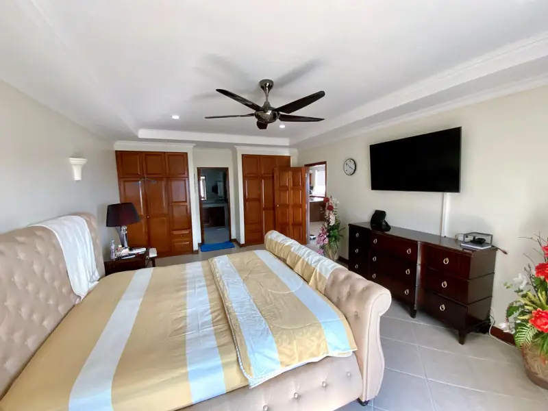 2 bed Condo in Jomtien with following facilities: Swimming pool, Gym, Security and Car park.