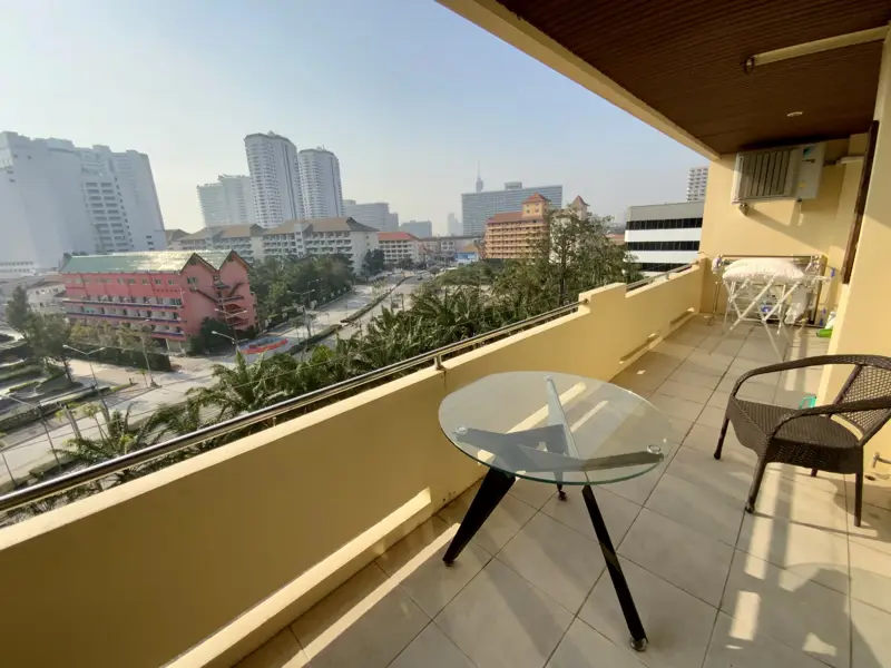 2 bed Condo in Jomtien with following facilities: Swimming pool, Gym, Security and Car park.