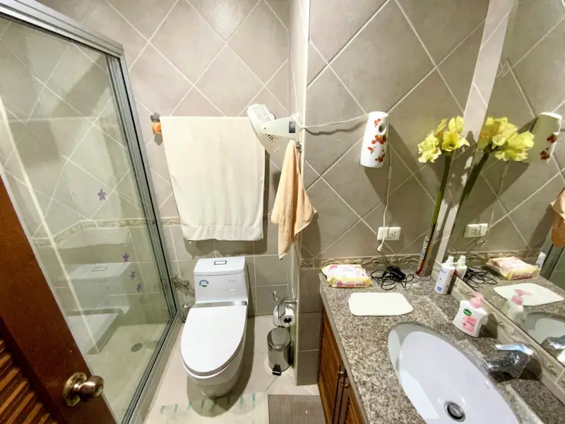 2 bed Condo in Jomtien with following facilities: Swimming pool, Gym, Security and Car park.