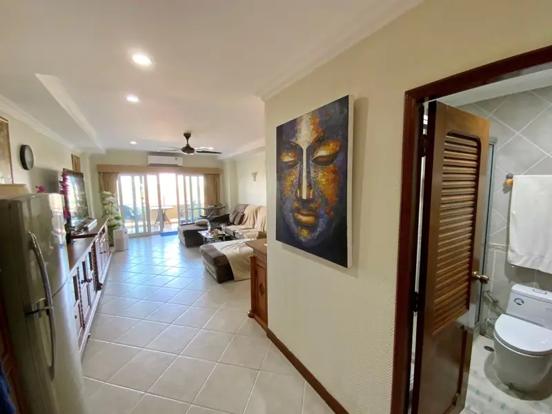 2 bed Condo in Jomtien with following facilities: Swimming pool, Gym, Security and Car park.