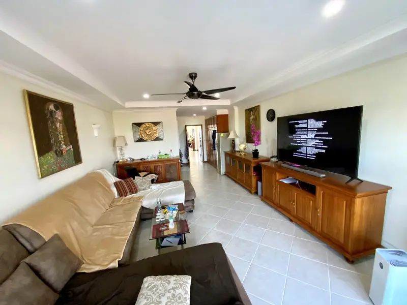 2 bed Condo in Jomtien with following facilities: Swimming pool, Gym, Security and Car park.