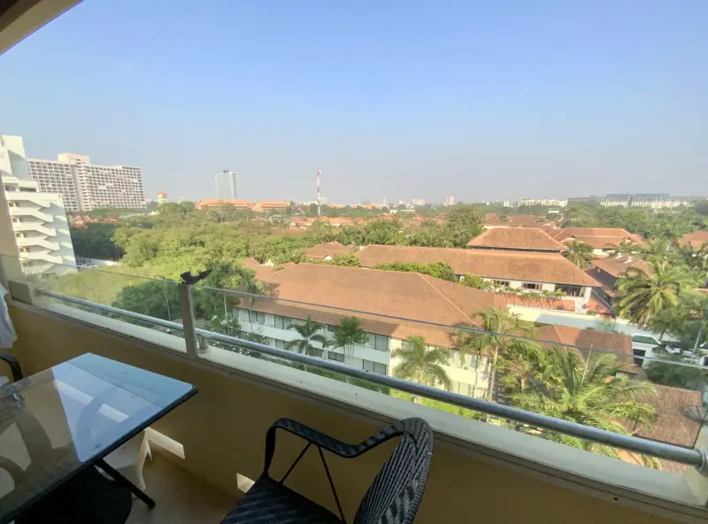 2 bed Condo in Jomtien with following facilities: Swimming pool, Gym, Security and Car park.