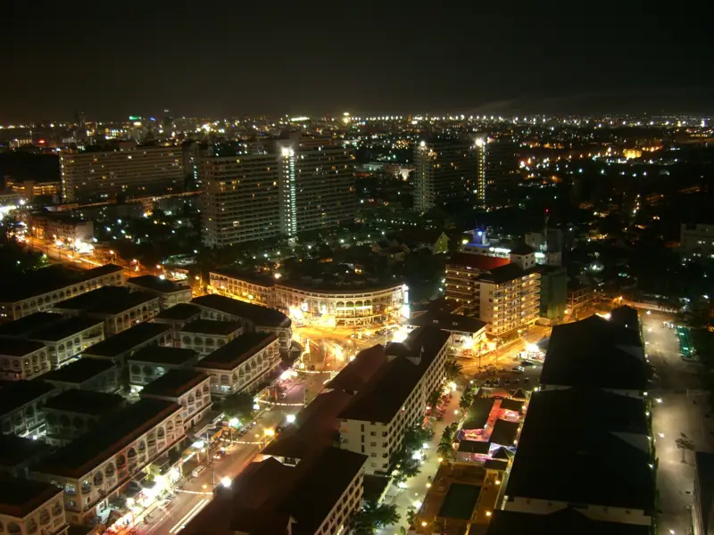 Penthouse Condo Jomtien Plaza with Swimming pool, Gym, Internet, Security, Car park, Garden and Elevator. 