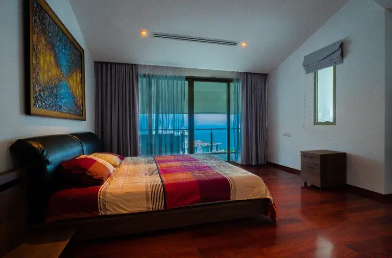 3 bed Duplex at The Sanctuary at Wongamat, Pattaya has the following facilities: Swimming pool, Gym, Internet, Security, Car park, Garden, Sauna, Children's area and Elevator. 