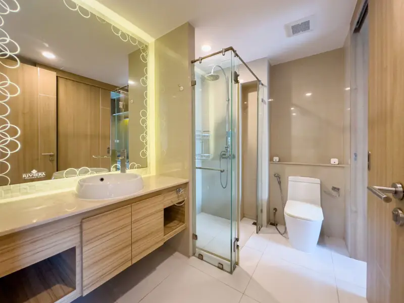 Riviera Wong Amat 1 Bedroom for sale luxury facilities including multiple swimming pools (including infinity edge sky pools), a fully-equipped gym, gardens, a kids' club, games room, 24-hour security