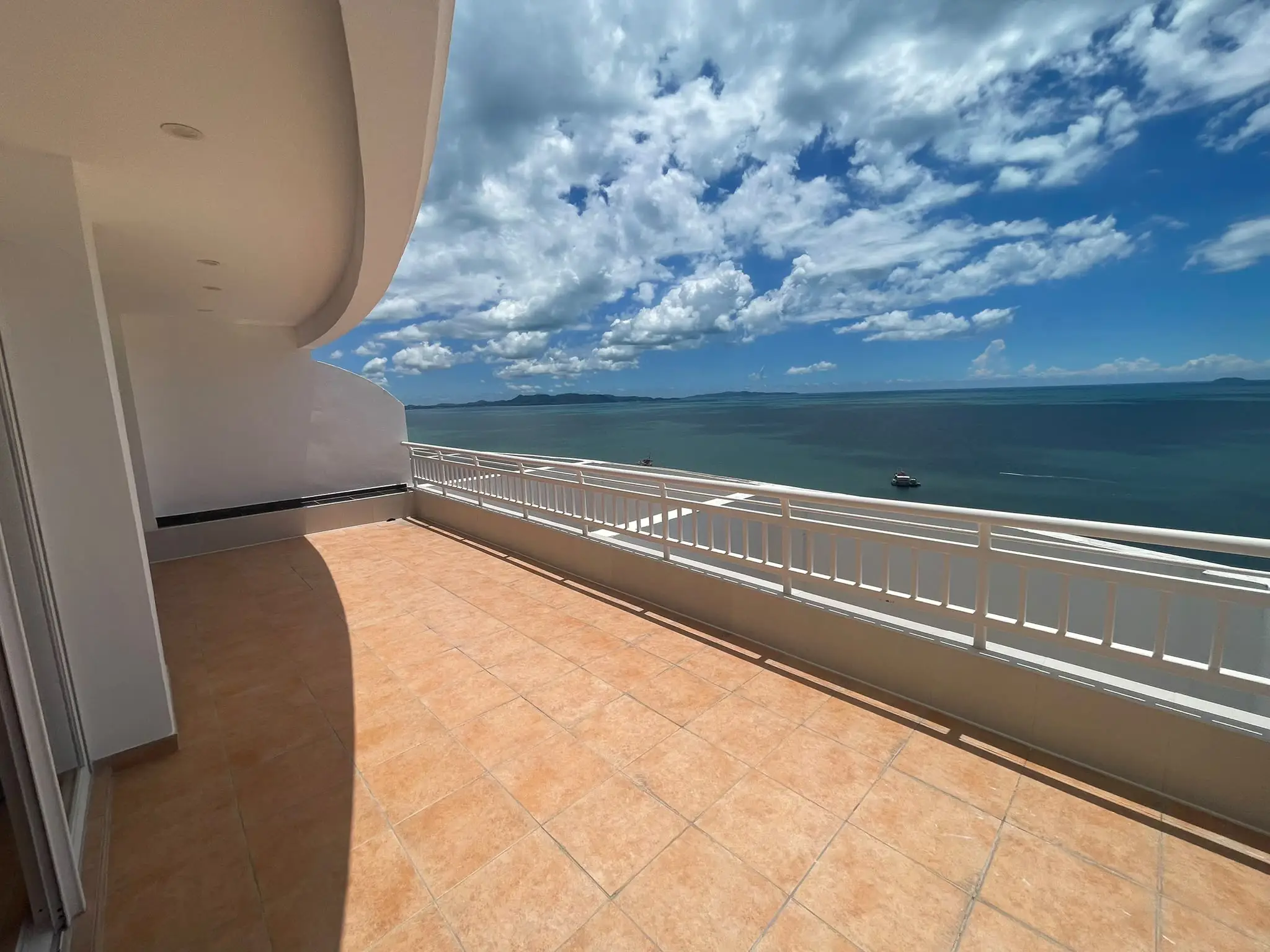 Metro Jomtien – Large Duplex PH for rent