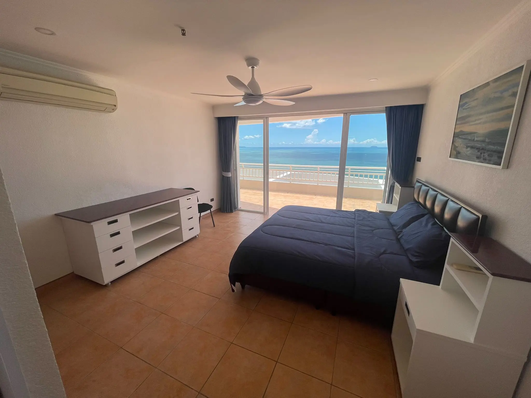 Metro Jomtien – Large Duplex PH for rent