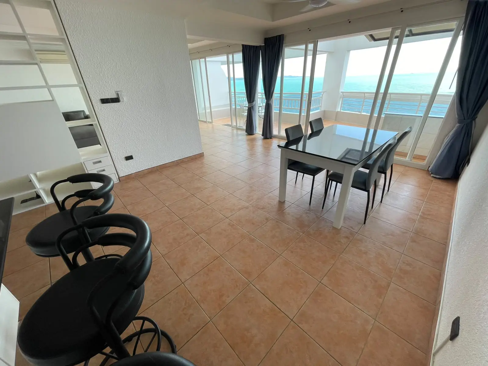 Metro Jomtien – Large Duplex PH for rent