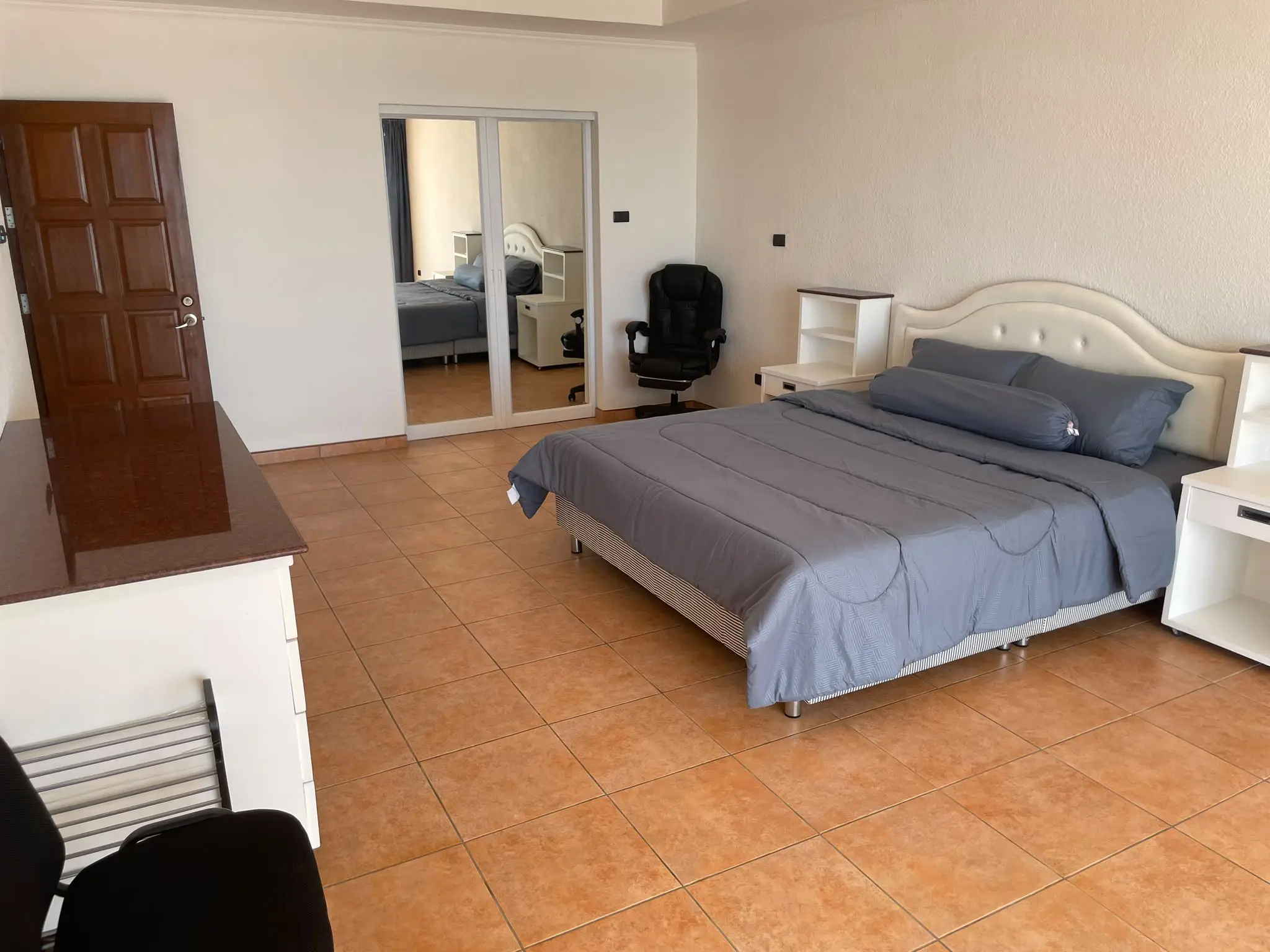 Metro Jomtien – Large Duplex PH for rent
