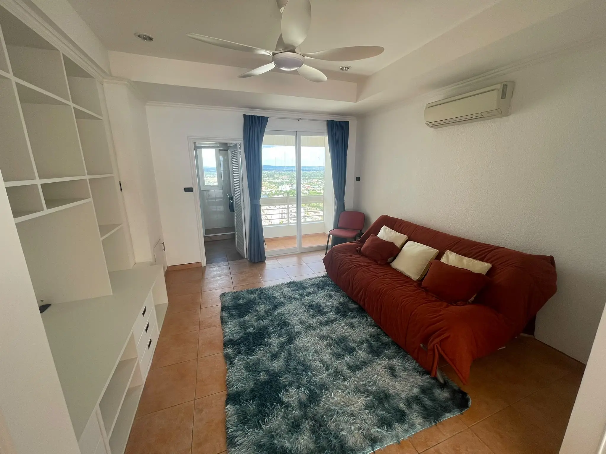 Metro Jomtien – Large Duplex PH for rent