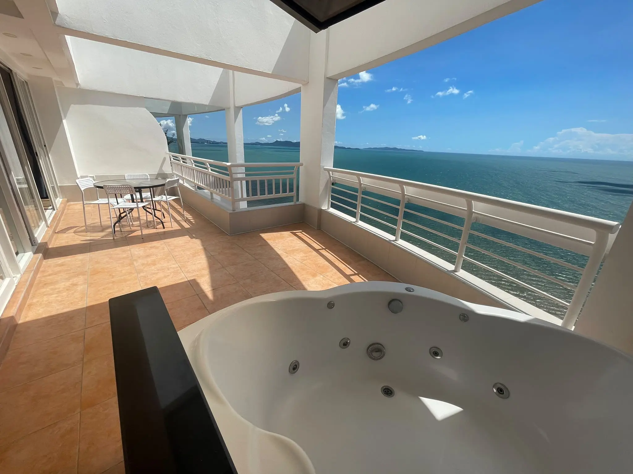 Metro Jomtien – Large Duplex PH for rent