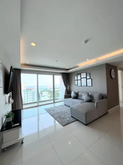 3 bed Condo in Pattaya in a desirable location, easy access to the beach. Close to all the famous city's attractions.