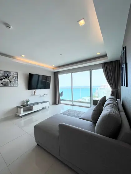 3 bed Condo in Pattaya in a desirable location, easy access to the beach. Close to all the famous city's attractions.
