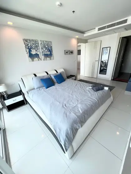 3 bed Condo in Pattaya in a desirable location, easy access to the beach. Close to all the famous city's attractions.