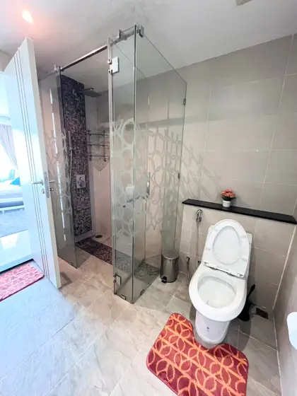 3 bed Condo in Pattaya in a desirable location, easy access to the beach. Close to all the famous city's attractions.