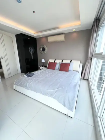 3 bed Condo in Pattaya in a desirable location, easy access to the beach. Close to all the famous city's attractions.