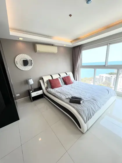 3 bed Condo in Pattaya in a desirable location, easy access to the beach. Close to all the famous city's attractions.