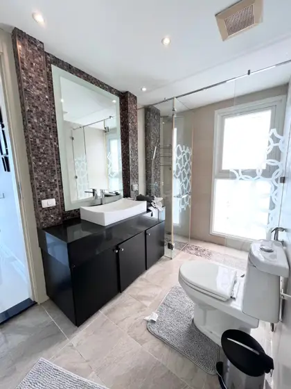 3 bed Condo in Pattaya in a desirable location, easy access to the beach. Close to all the famous city's attractions.