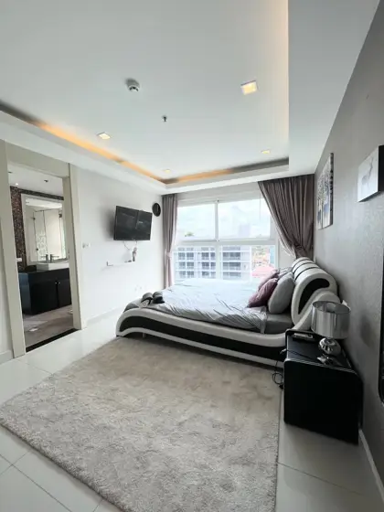 3 bed Condo in Pattaya in a desirable location, easy access to the beach. Close to all the famous city's attractions.