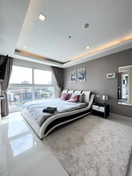3 bed Condo in Pattaya in a desirable location, easy access to the beach. Close to all the famous city's attractions.