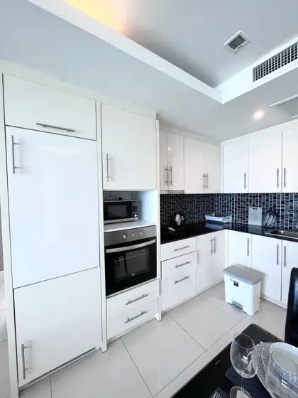 3 bed Condo in Pattaya in a desirable location, easy access to the beach. Close to all the famous city's attractions.