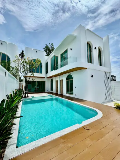 Pool villa located on Jomtien 2nd Road.5 Bedroom for sale