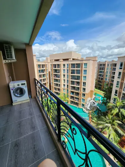 2 bed Condo Central Pattaya with Communal Pool, Gardens,  On-site Bars and Restaurants , Fitness Center and  Jacuzzi 