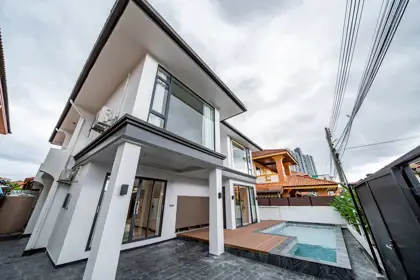 Eakmongkol Thepprasit spacious home opposite Supalai Mare Condo  ​ Land Size: 276 sqm  ​ Living Size: 230 sqm  ​ 6 bedrooms 7 bathrooms